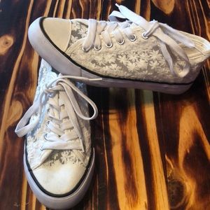 Converse style tennis shoes